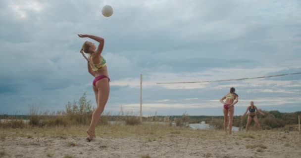 Unga kvinnor spelar volleyboll på sandstrand på sommaren, olympiska sport, utbildning och förbereder sig för mästerskap — Stockvideo