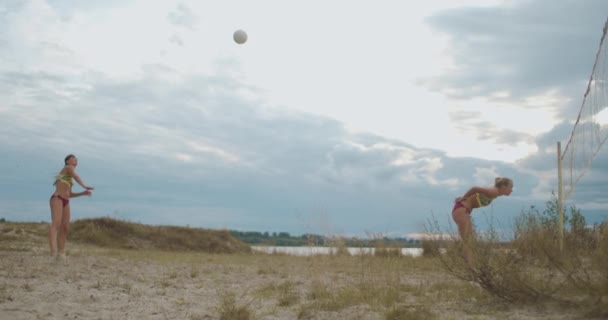 Partido en competición por voleibol playa, equipos femeninos están compitiendo, jugando en pista de arena, pasando pelota y ataque — Vídeos de Stock