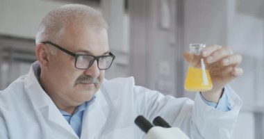 Bilim insanları Covid-19 ya da Corona virüsünü laboratuvar ya da hastanede hastalıkları araştırmak ve tedavi etmek için bilim tüplerini kullanarak test ediyorlar. Tıbbi tedavi kavramları