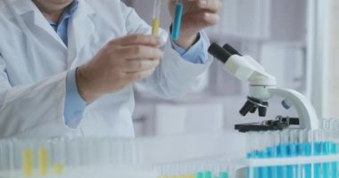 Mikrobiyoloji Laboratuvarı: Bilim adamı Çeşitli Bakterilerle Çalışıyor. Antibiyotikler için farmasötik araştırma kavramı, DNA ile hastalıkları iyileştirme ilaçları. Mikroskoplu bir doktor.