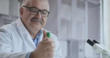 Mikrobiyoloji Laboratuvarı: Bilim adamı Çeşitli Bakterilerle Çalışıyor. Antibiyotikler için farmasötik araştırma kavramı, DNA ile hastalıkları iyileştirme ilaçları. Mikroskoplu bir doktor.