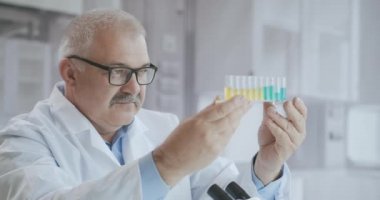 Bilim insanları Covid-19 ya da Corona virüsünü laboratuvar ya da hastanede hastalıkları araştırmak ve tedavi etmek için bilim tüplerini kullanarak test ediyorlar. Tıbbi tedavi kavramları