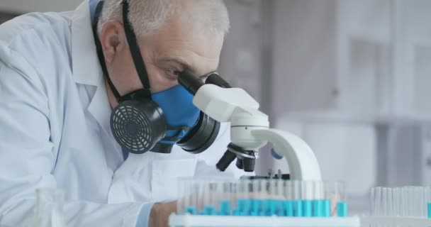 A tudósok Covid-19-re vagy Corona vírusra tesztelnek, tudományos csövekkel kutatják és kezelik a betegségeket egy laborban vagy kórházban. Orvosi kezelési koncepciók — Stock videók