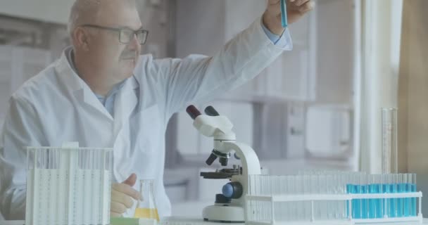 Mikrobiológiai laboratórium: A tudós különböző baktériumokkal dolgozik. Concept of Pharmaceutical Research for Antibiotics, Curing Disease with DNA Enhancing Drugs. Egy férfi orvos mikroszkóppal. — Stock videók