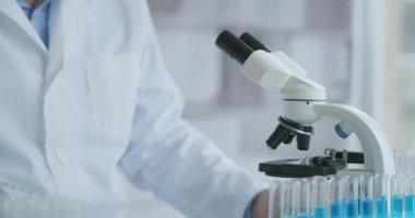 Kimyagerler laboratuvarda antiretroviral ilaçlar bulmak için kimyasalları karıştırdılar, kanda virüsü tespit etmek için deneyler yapıldı, COVID-19 'a karşı potansiyel ilaç ve aşı geliştiricileri bulundu.