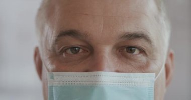 Bir maskenin gözleri.