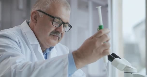 Vegyészek összekeverve kémiai találni antiretrovirális gyógyszerek a laborban, Kísérlet kimutatására vírus találtak a vérben, Fejlesztők a lehetséges gyógyszerek és vakcinák ellen COVID-19 — Stock videók