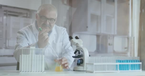 Laboratoire. Main dans le gant bleu déplace les tubes et goutte à goutte liquide bleu. Travailleur médical tenant un échantillon liquide jaune et bleu dans une éprouvette, analysant l'urine en laboratoire. — Video