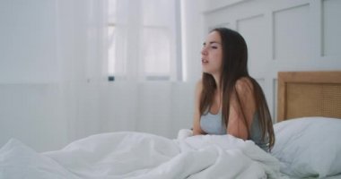 Genç bayanın karnı ağrıyor. Adet sancıları işe gitmek için çok acı verici. İçimde şiddetli bir fırtına varmış gibi hissediyorum..