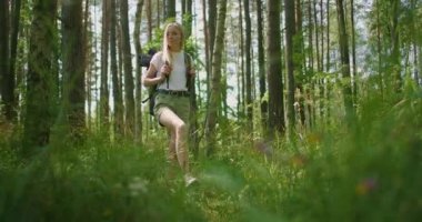 Sırt çantasıyla gezen bir kadının portresi. Gün ışığında ağır çekimde.