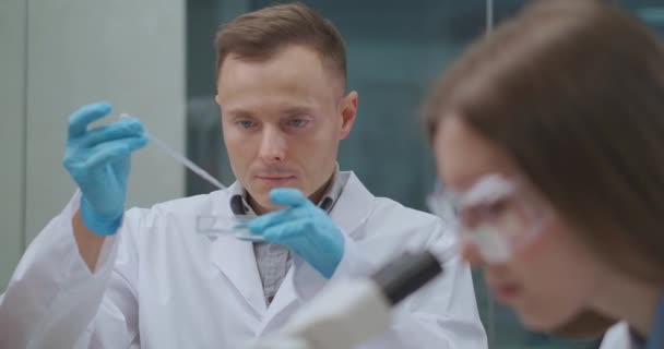Δύο χημικοί δοκιμάζουν δείγματα νερού κατά τη διάρκεια οικολογικής και χημικής εμπειρογνωμοσύνης στο εργαστήριο του επιστημονικού ινστιτούτου — Αρχείο Βίντεο