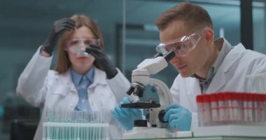 Bir grup tıp araştırmacısı koronavirüsten aşı geliştirme üzerinde çalışıyor.