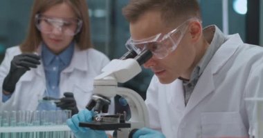 Genç tıp uzmanlarından oluşan bir grup hastane laboratuvarında yeni koronavirüs enfeksiyonu aşısı üzerinde çalışıyor.