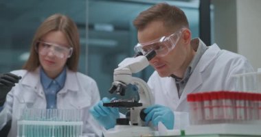 İki doktor covid-19 'dan aşı geliştiriyor. Virüsü laboratuvarda, salgın hastalıkların tedavisinde araştırıyorlar.