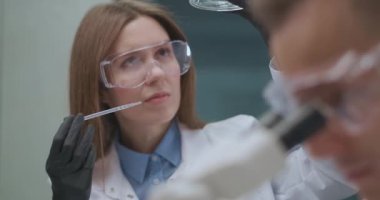 Üretim fabrikası üzerinde kalite kontrol laboratuvarı, kimyasal ve ekolojik uzmanlık, kadın teknisyen