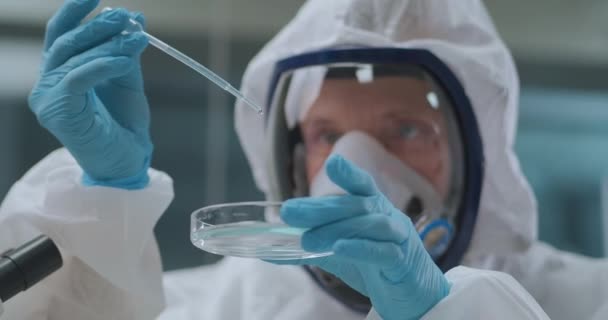 Químico é misturar reagentes em placa em laboratório, soltando um líquido no outro, experimento e pesquisa — Vídeo de Stock