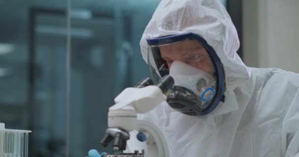 Wetenschappelijk laboratorium van de ontwikkeling van bacteriologische en biologische wapen, technicus is gekleed beschermende jurk — Stockvideo