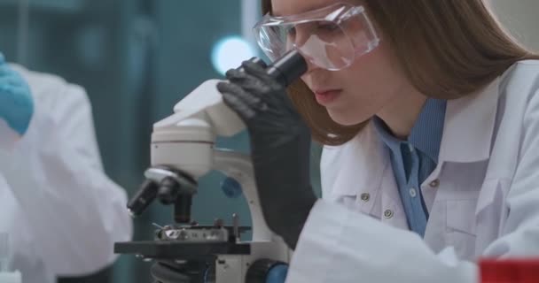 Virologen erforschen Virus covid-19 im Labor und entwickeln Impfstoff für kranke und gesunde Menschen — Stockvideo