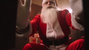 Noel Baba hediye kutusunu Noel arifesinde kapatıyor. Çocuk için hediye kutusundan manzara, sihirbaz portresi.