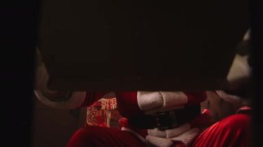 Noel Baba 'nın evdeki portresi, açılış hediyesi ve sevinç dolu, hediye kutusundan görüntüsü