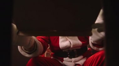 Noel Baba 'nın açılışı Noel gecesi, kutudan manzara, yeni yıl tatillerinde merak, gelenek kutlaması