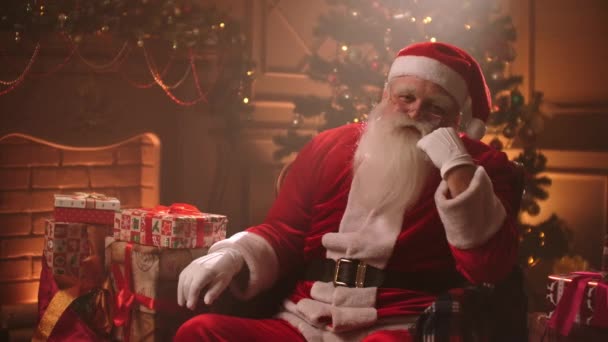 Yalnız Noel Baba, Noel akşamında odasında, evinde yalnız başına, peri masalı ve mucizesini kutlarken sıkılıyor. — Stok video