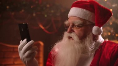 Noel Baba, Kuzey Kutbu 'ndaki evinden çocuklarla görüntülü telefon görüşmesi yapıyor.