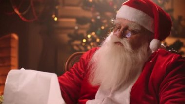 Noel Baba iyi çocukların listesini okuyor. Kuzey Kutbu 'ndaki evinde dilekler, Noel tatillerinde mucizeler.