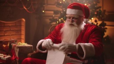 Noel Baba, Noel tatili için konutunda rahat odasında oturuyor. Dileklerle dolu bir liste, tatlı yaşlı adam. 