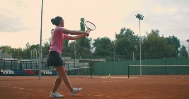 Tennisspielerin erfüllt Vorrat. Er trainiert professionell Tennis. Junges hübsches Mädchen spielt Tennis. Tennisangebot — Stockvideo