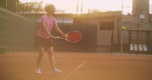 Rallentatore: una tennista donna colpisce la palla mentre serve. fornitura di tennis — Video Stock