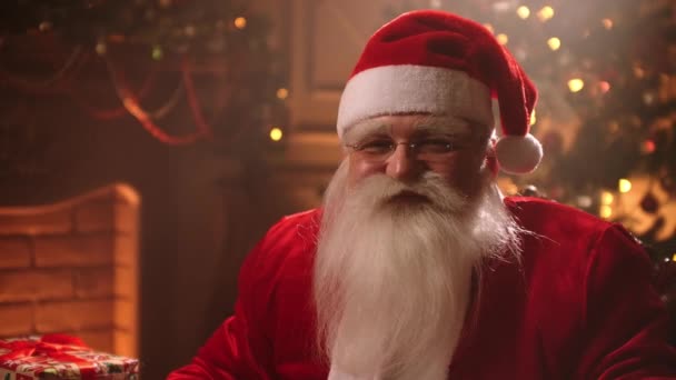 Yaşlı Noel Baba Noel tatilinde odasında oturuyor, sessiz ve gizli kalmak için dudaklarını birbirine yakın tutuyor. — Stok video