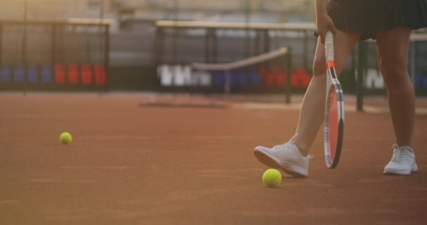 Nahaufnahme eines Schlägers, der in Zeitlupe einen Ball auf einem Tennisplatz trifft — Stockvideo
