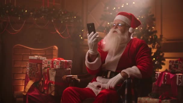 Moderno Babbo Natale utilizza smartphone con internet per comunicare, chiamando tramite video chat — Video Stock