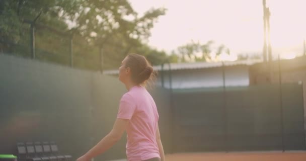 Moe vrouwelijke tennisser op het veld moe klaar in de zon in slow motion — Stockvideo