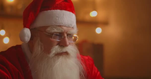 O Pai Natal a trabalhar num computador portátil. Santa Cláusula usando laptop, close-up. — Vídeo de Stock