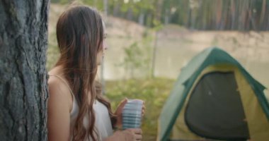 Yetişkin, neşeli bir kadın ve sevimli küçük oğlu ormanda, kampçılarda ve turistlerde kamp yapıyorlar.