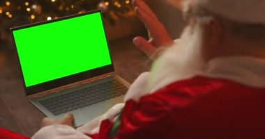 Karantina sırasında, Noel Baba çocukları bir video bağlantısı kullanarak tebrik ediyor. Noel Baba 'nın kucağındaki dizüstü bilgisayarın yeşil ekranı. Arkaplanda krom anahtar olan bir dizüstü bilgisayarın arka planı
