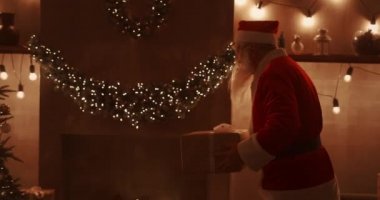 Noel Baba çocuklar için Noel ağacının altına hediye getirir. Noel gecesi çocuklara hediyeler ver. Noel Baba Noel ağacının altına hediye koyar.