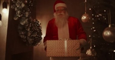 Noel Baba çocuklar için Noel ağacının altına hediye getirir. Noel gecesi çocuklara hediyeler ver. Noel Baba Noel ağacının altına hediye koyar.