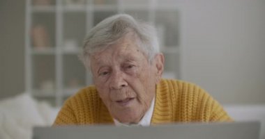 Yaşlı kadın, torunuyla bilgisayarla görüntülü konuşma yapıyor. Bir doktorla görüntülü görüşme yapıyor.