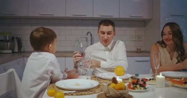 Grande famiglia caucasica che celebra il giorno del Ringraziamento, chiacchierando a tavola mentre mangia tacchino arrosto e insalate - concetto di celebrazione — Video Stock