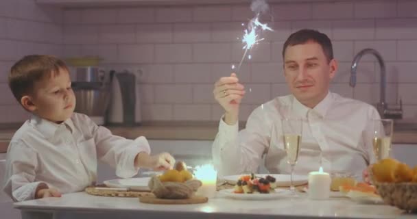 Gran familia feliz celebrando el año nuevo. Familiares alegres de diferentes generaciones sosteniendo bengalas y sonriendo. celebrando la cena de Navidad — Vídeos de Stock