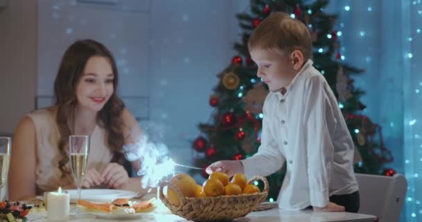 Nagy boldog család ünnepli az új évet. Vidám családtagok különböző generációk kezében csillagszórók és mosolygós. ünnepli karácsonyi vacsora — Stock videók