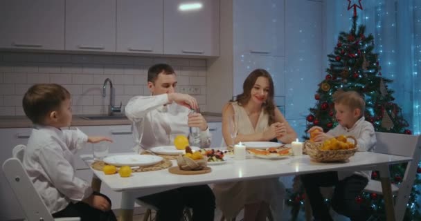 Rodinná vánoční večeře, otec otevírá šampaňské, zdraví a radostné gratulace. Oslavte nový rok — Stock video