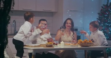 Şenlikli aile yemeği. Şükran Günü 'nde masada iki çocuklu bir aile. Birlikte yeni yılı kutlayalım. Noel arifesinde akşam yemeği