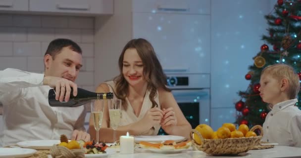 Felice grande famiglia caucasica di diverse generazioni che celebrano il Natale a casa. Persone che fanno una cena festa di Natale mangiare, parlare e sorridere — Video Stock