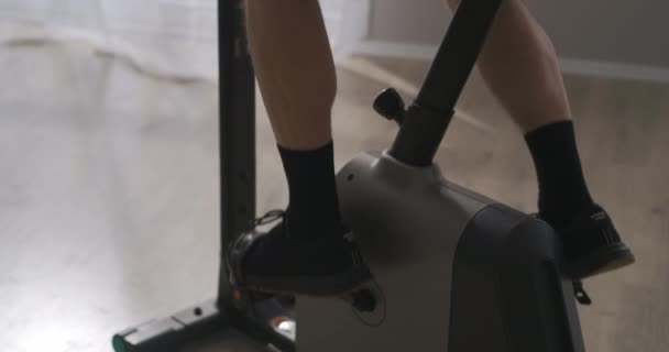 Treinamento em bicicleta de exercício, visão traseira e detalhes, tiro panorâmico, estilo de vida saudável e perda de peso — Vídeo de Stock