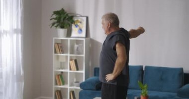 Orta yaşlı insanlar için sağlıklı bir yaşam tarzı. Gri saçlı adam sabahları fiziksel egzersiz yapıyor.