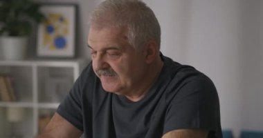 Evde bisiklet süren yaşlı bir adamın portresi, vücut sağlığını evde tutmak, kardiyo eğitimi